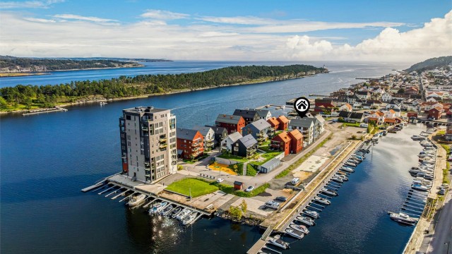 Smietangen i Langesund har blitt en egen liten bydel i byen. Langøya rett ved siden av, byr på flotte turstier, sandstrender og god mat når restauranten på Langøya Hovedgård er åpen.