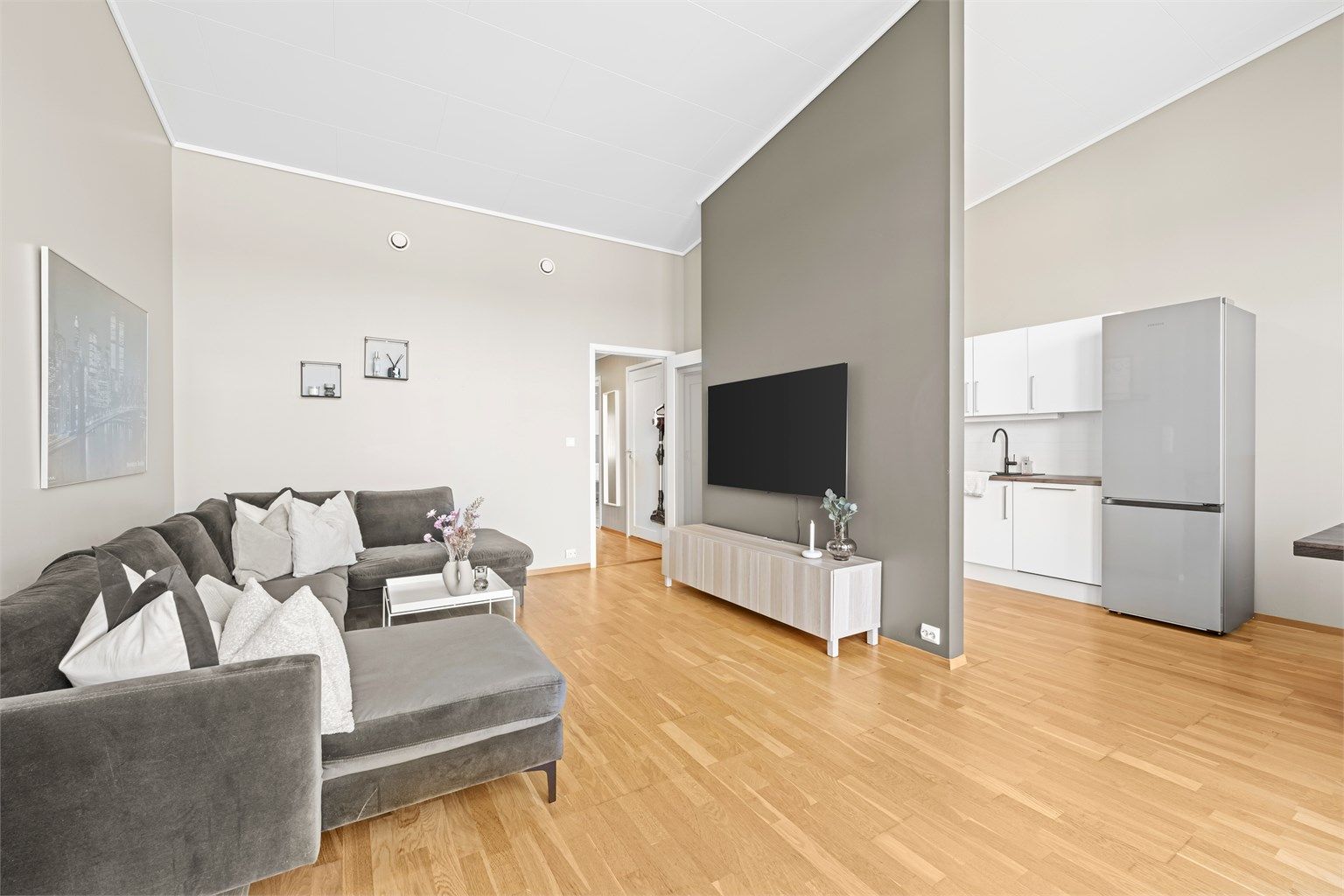 Romslig stue med god takhøyde