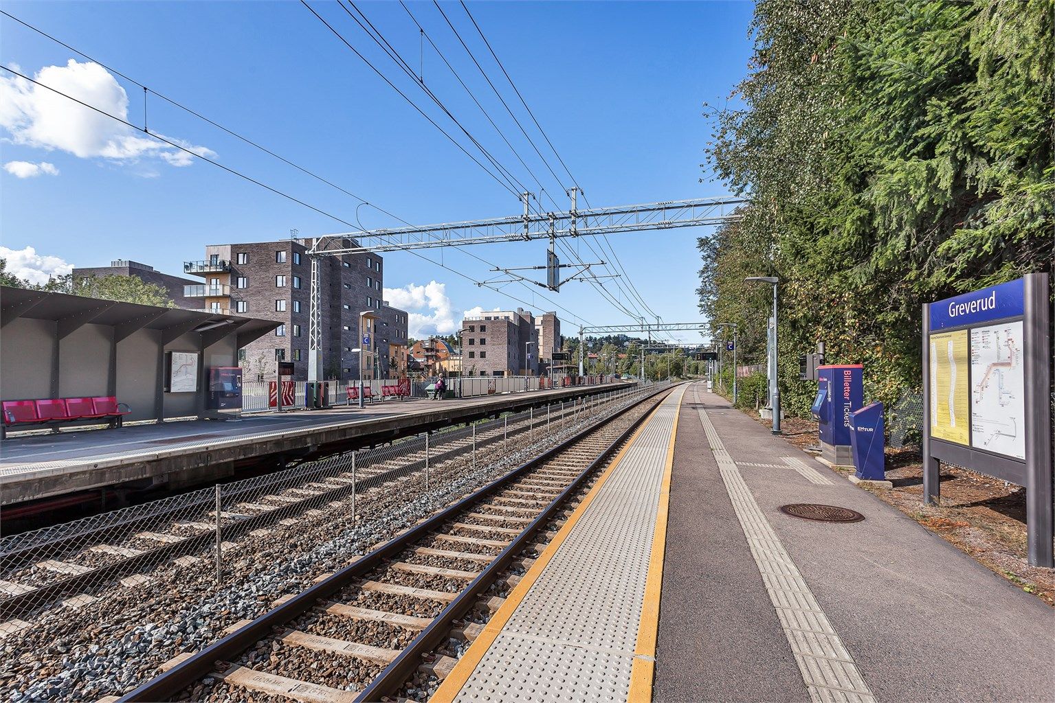 Kun 6 minutter å gå til Greverud stasjon. Toget tar 23 minutter og går 2-4 ganger i timen 