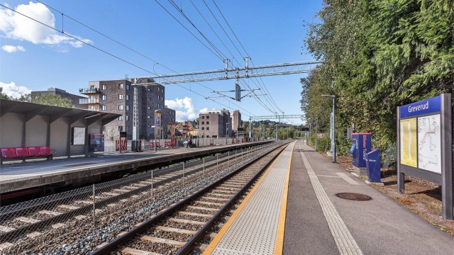 Kun 6 minutter å gå til Greverud stasjon. Toget tar 23 minutter og går 2-4 ganger i timen