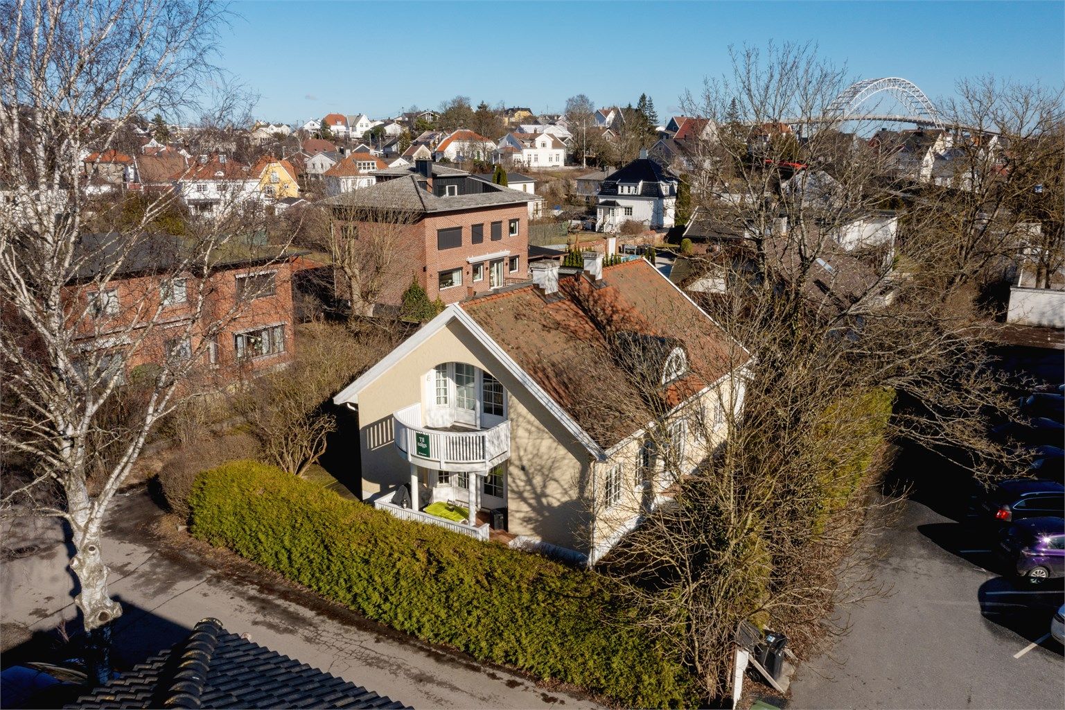 En avskjermet og pent innrammet hage omgir boligen som til tross for sin nyklassisistisk inspirerte fasade faktisk er den yngste i omgivelsene.
Fotograf; Tom Egil Jensen.