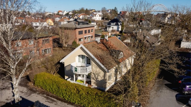En avskjermet og pent innrammet hage omgir boligen som til tross for sin nyklassisistisk inspirerte fasade faktisk er den yngste i omgivelsene.
Fotograf; Tom Egil Jensen.