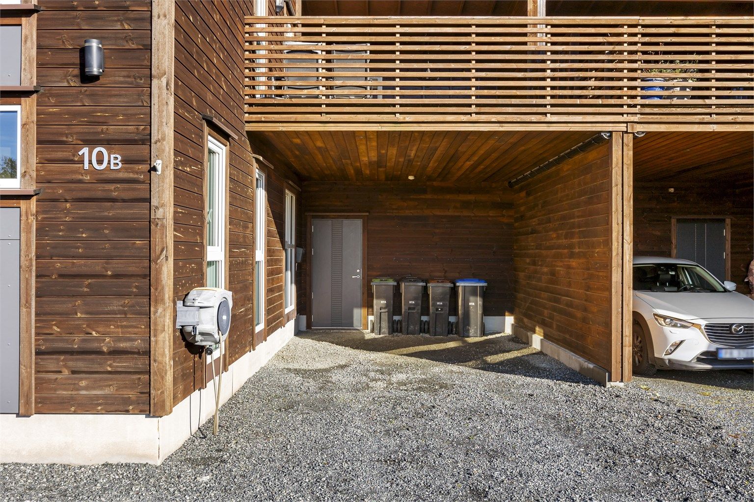 Carport med montert el bil lader. Adkomst til utvendig bod. 