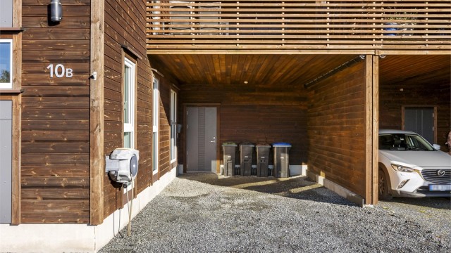 Carport med montert el bil lader. Adkomst til utvendig bod.
