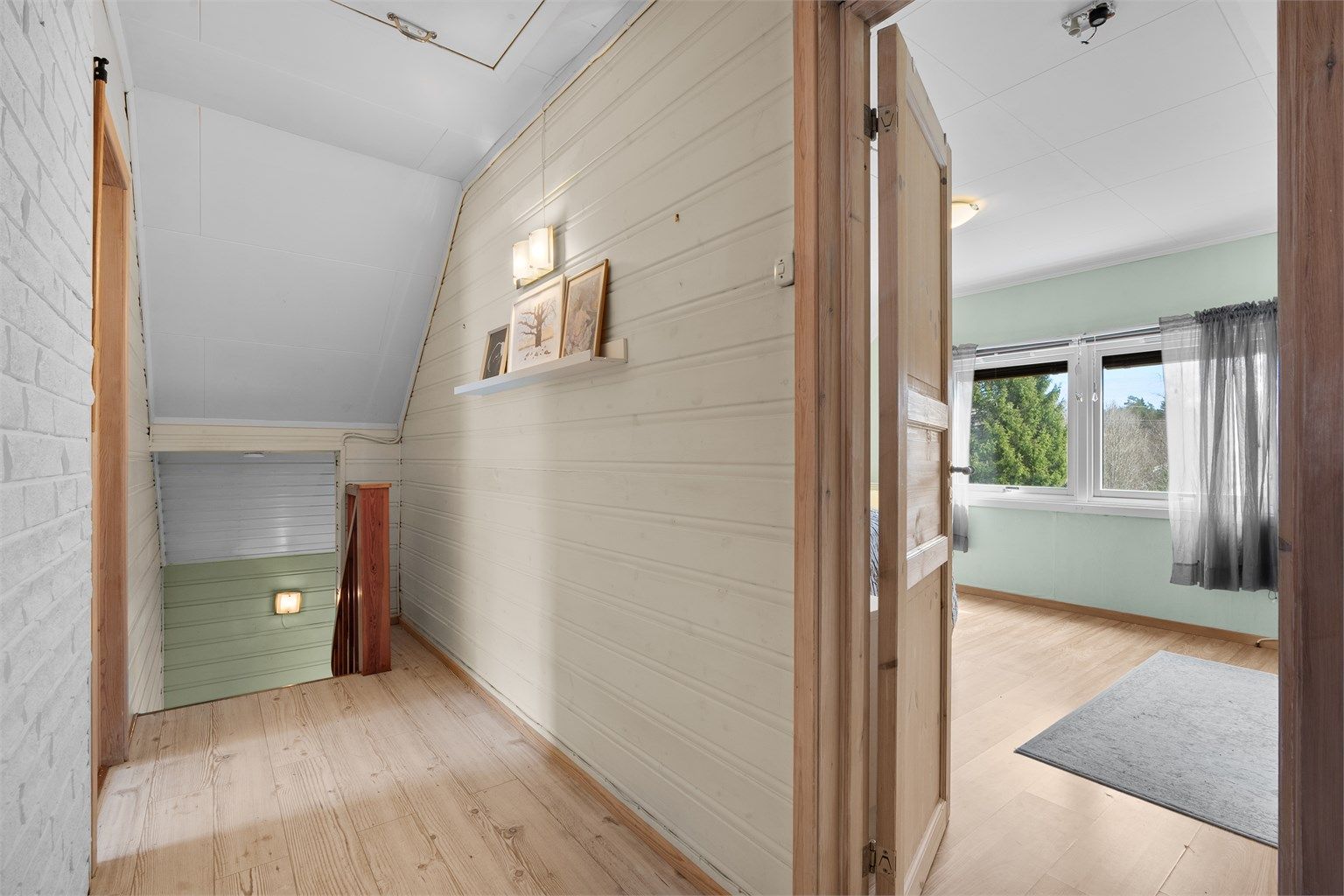 Gang - etasjen består av 3 soverom, samt adkomst til loft