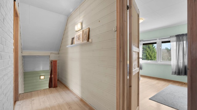 Gang - etasjen består av 3 soverom, samt adkomst til loft