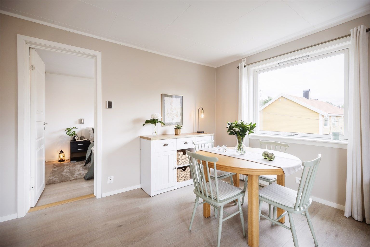 Hyggelig spiseplass ved vinduet med god plass til lange måltider og sosialt samvær