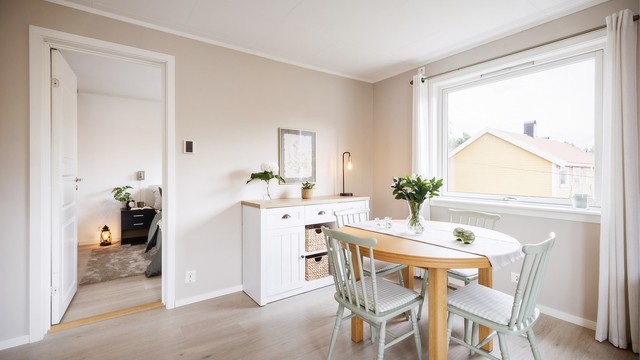Hyggelig spiseplass ved vinduet med god plass til lange måltider og sosialt samvær