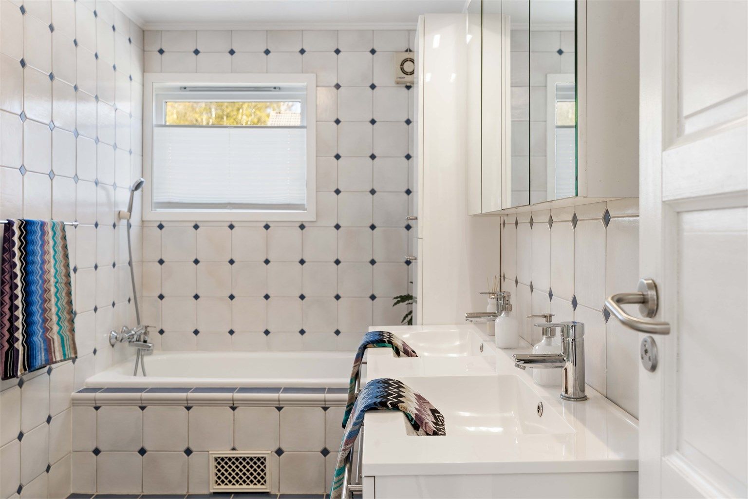 Dobbel servant med underskap.