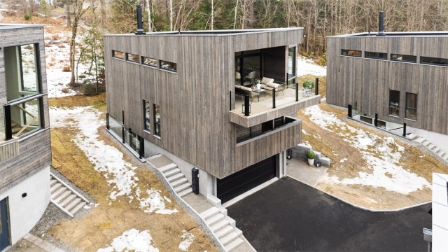 Velkommen til Åsdalsveien 34F! En nybygget, arkitekttegnet enebolig, høyt og tilbaketrukket beliggende på Nordstrand.