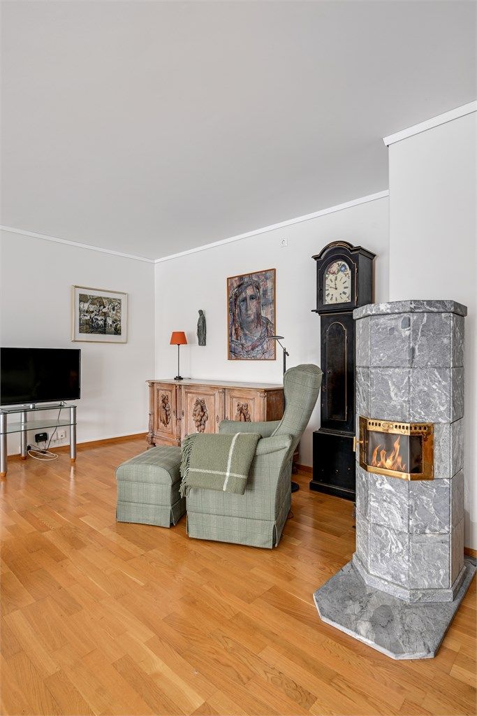 Leiligheten har peis i stuen og vannbåren varme i alle gulv, med unntak av den innvendige boden, noe som gir en behagelig og jevn varme gjennom hele boligen.