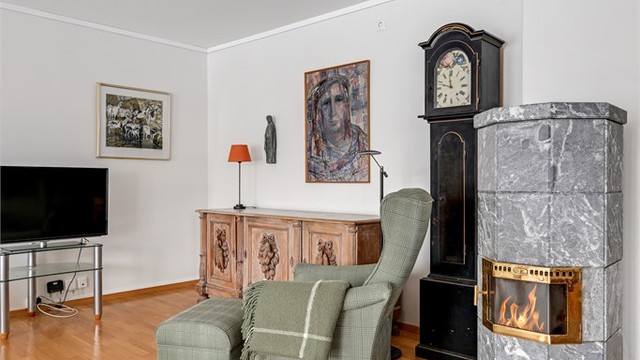 Leiligheten har peis i stuen og vannbåren varme i alle gulv, med unntak av den innvendige boden, noe som gir en behagelig og jevn varme gjennom hele boligen.