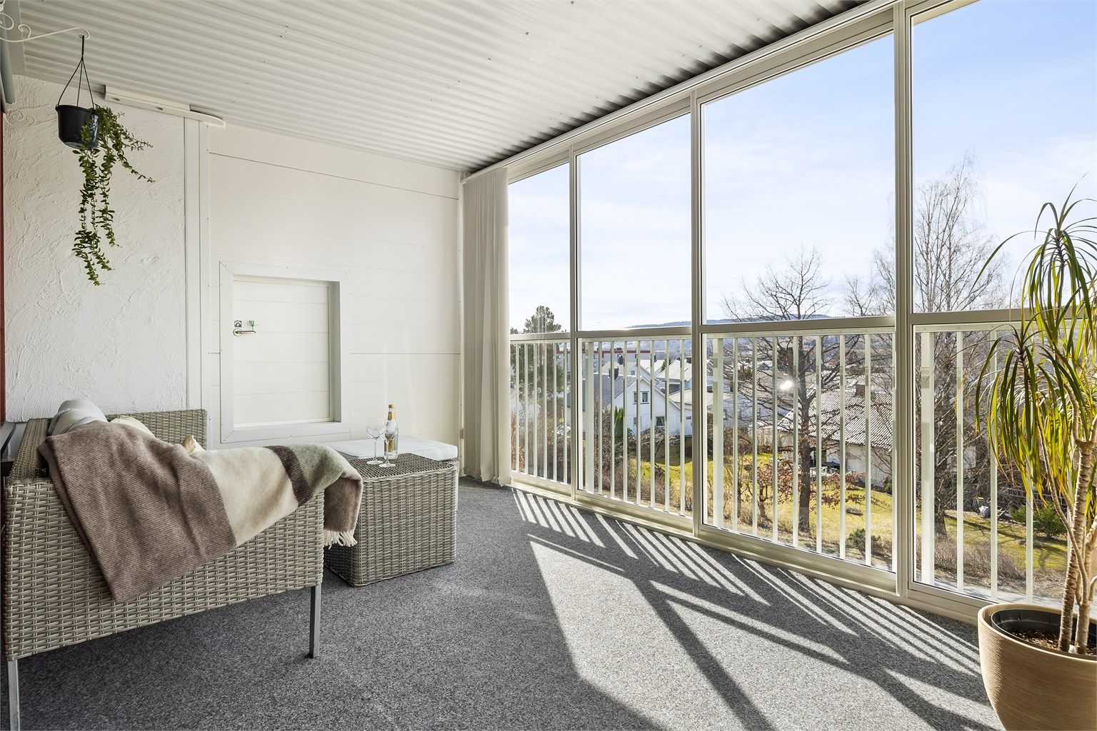 Balkongen er en skjermet og privat uteplass med god plass til en hyggelig sittegruppe.