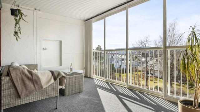 Balkongen er en skjermet og privat uteplass med god plass til en hyggelig sittegruppe.