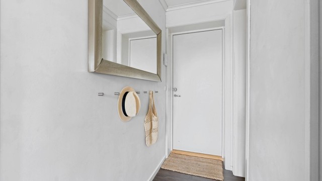 Badet er tilbaketrukket fra den sosiale sonen og tilgjengelig fra entreen. Bilde er tatt fra forrige salg