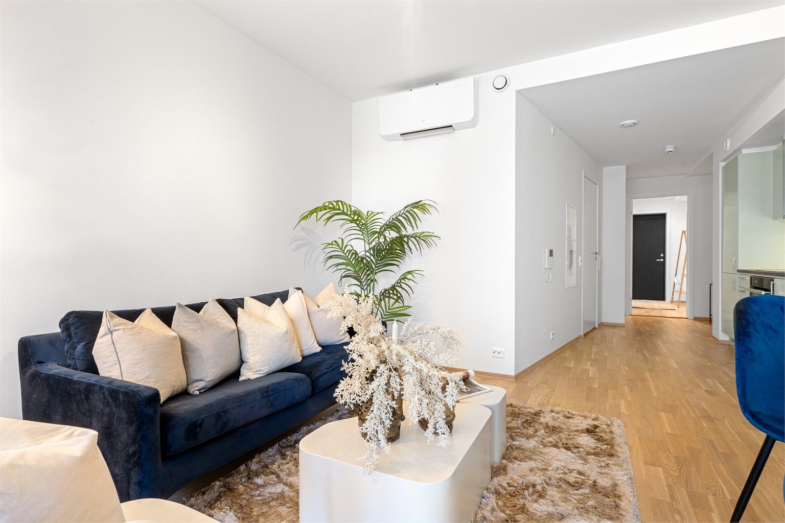 Stuen er åpen og lys med god takhøyde. Flere møbleringsmuligheter. 