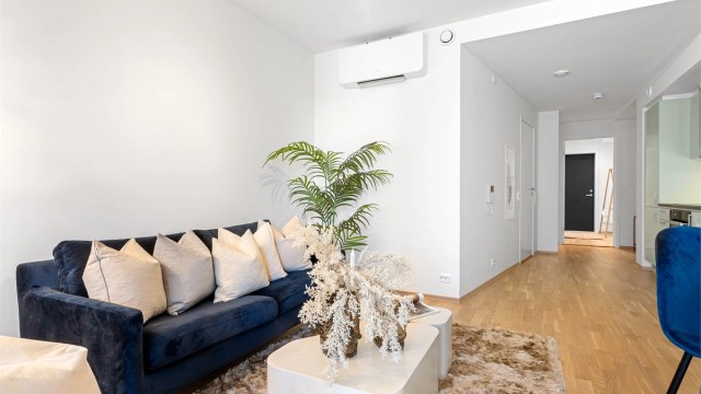 Stuen er åpen og lys med god takhøyde. Flere møbleringsmuligheter.