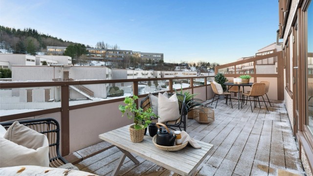 Krogsveen V/Thomas Hauge presenterer Skjenlien 47. Stor vestvendt balkong på 17 kvm med mye sol.