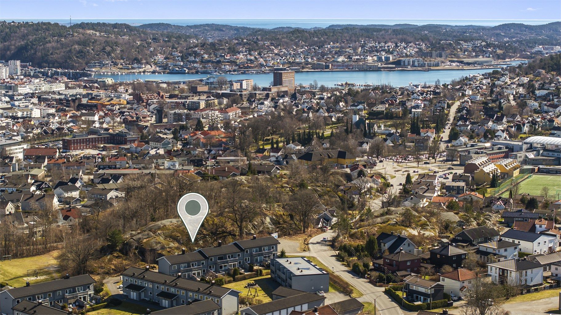 Eiendommen ligger sentralt til, med nærhet til Sandefjord sentrum og fjorden.