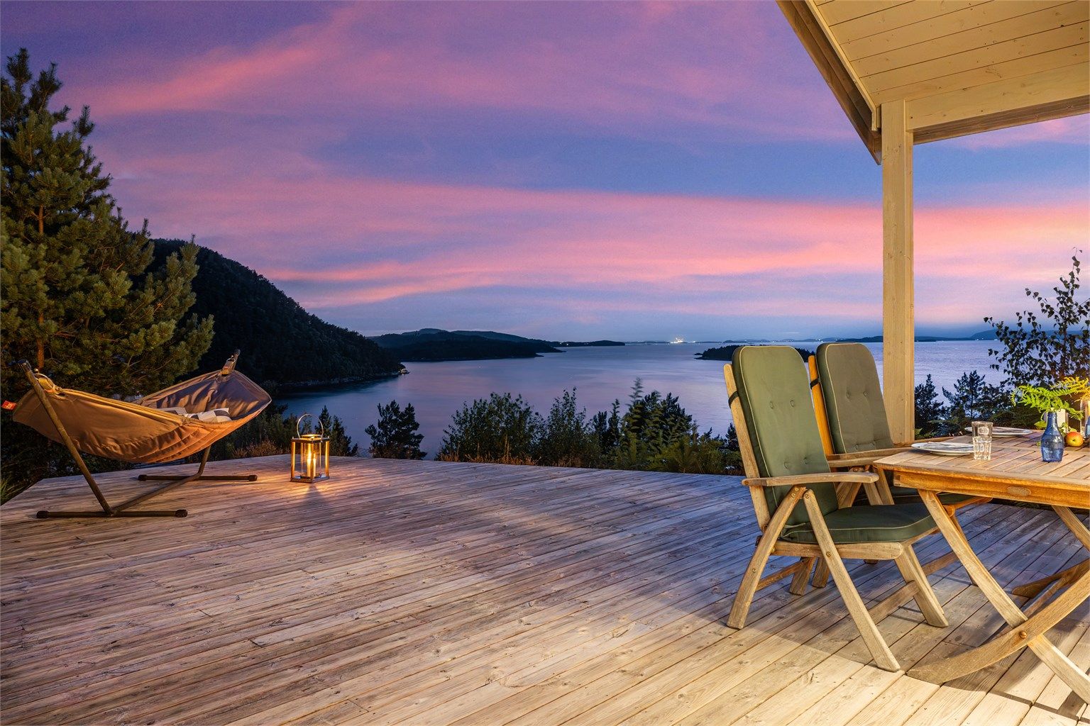 Fantastiske solnedganger kan man nyte fra terrassen. 