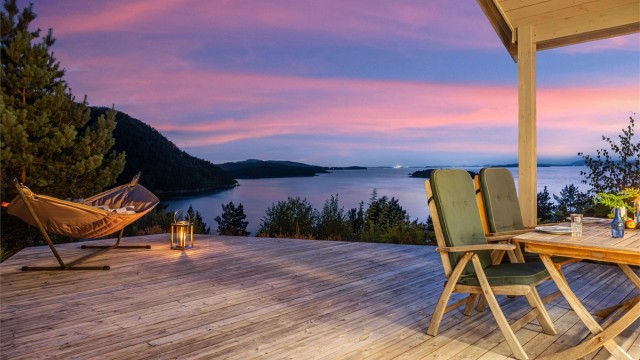 Fantastiske solnedganger kan man nyte fra terrassen.