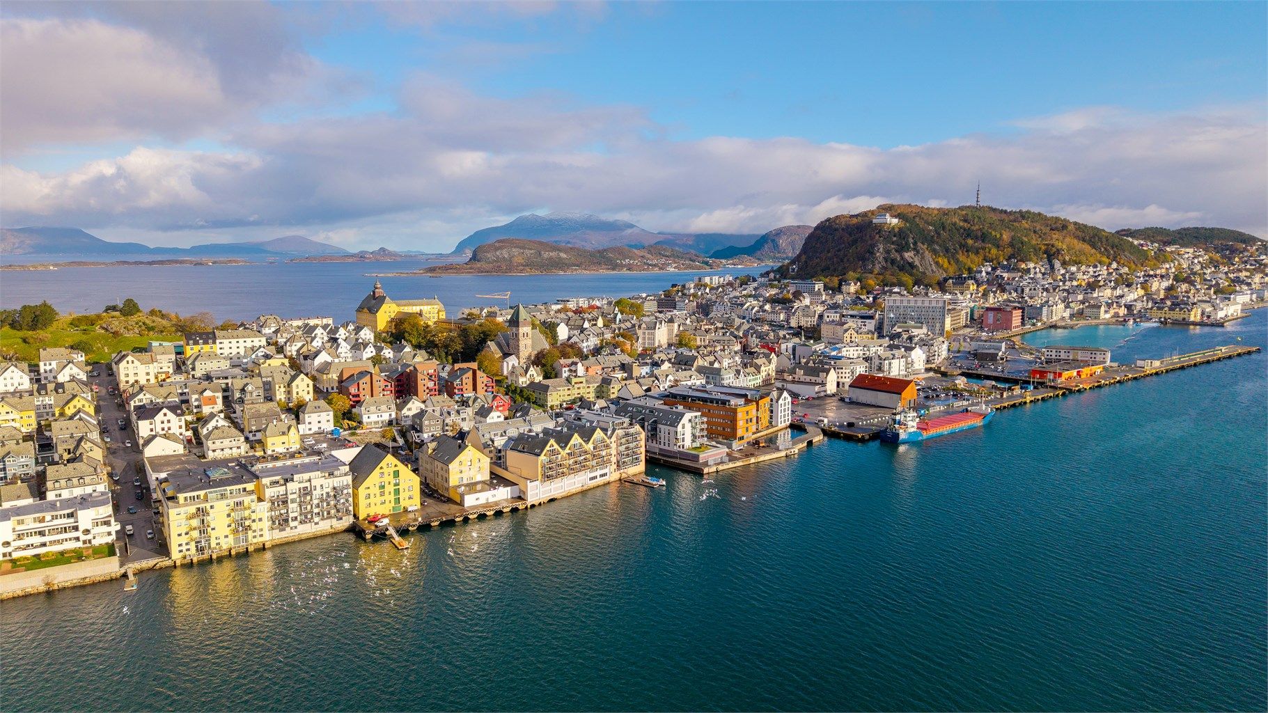 Kort vei til populære turområder på Storhaugen og trappene opp til Fjellstua på Aksla.