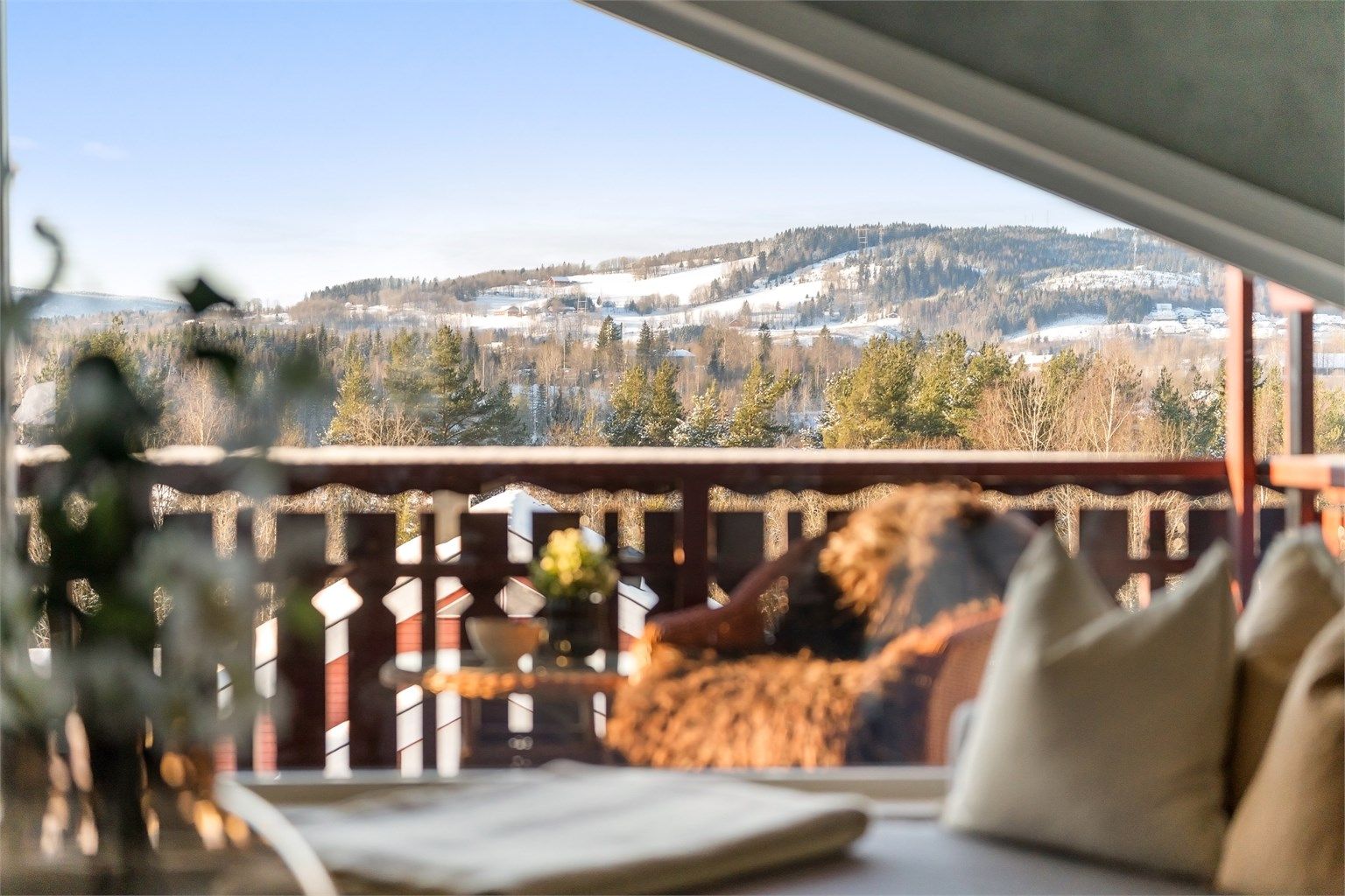 Fra loftstuen kan man nyte utsikten over det omkringliggende landskapet.