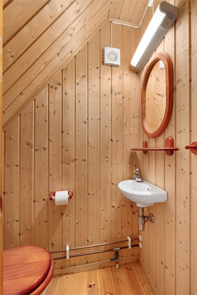 Toalettrom med vask.