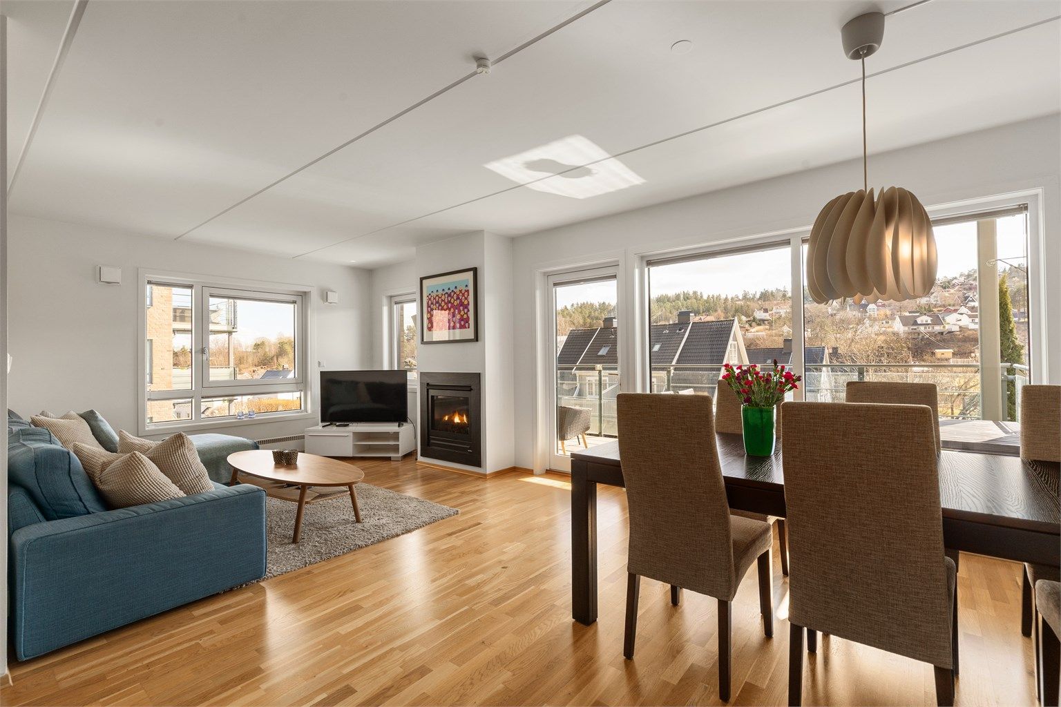 Leiligheten har en romslig og åpen løsning mellom kjøkken og stue