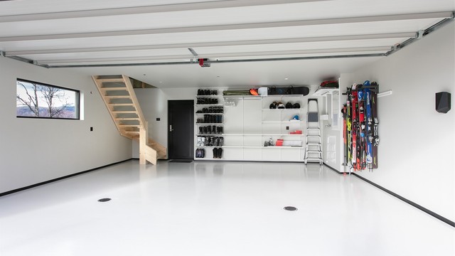 Innvendig har garasjen epoxybelegg på gulv og trapp opp til uinnredet loft.