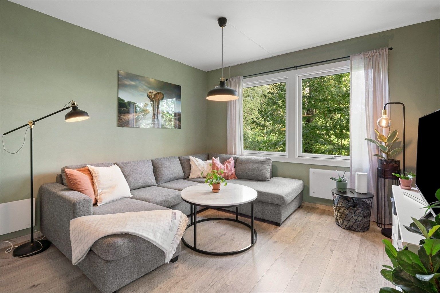 Herlig stueområde med fin planløsning og god takhøyde.