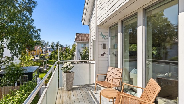 Balkongen er på 9 m² og har god plass til en sittegruppe.