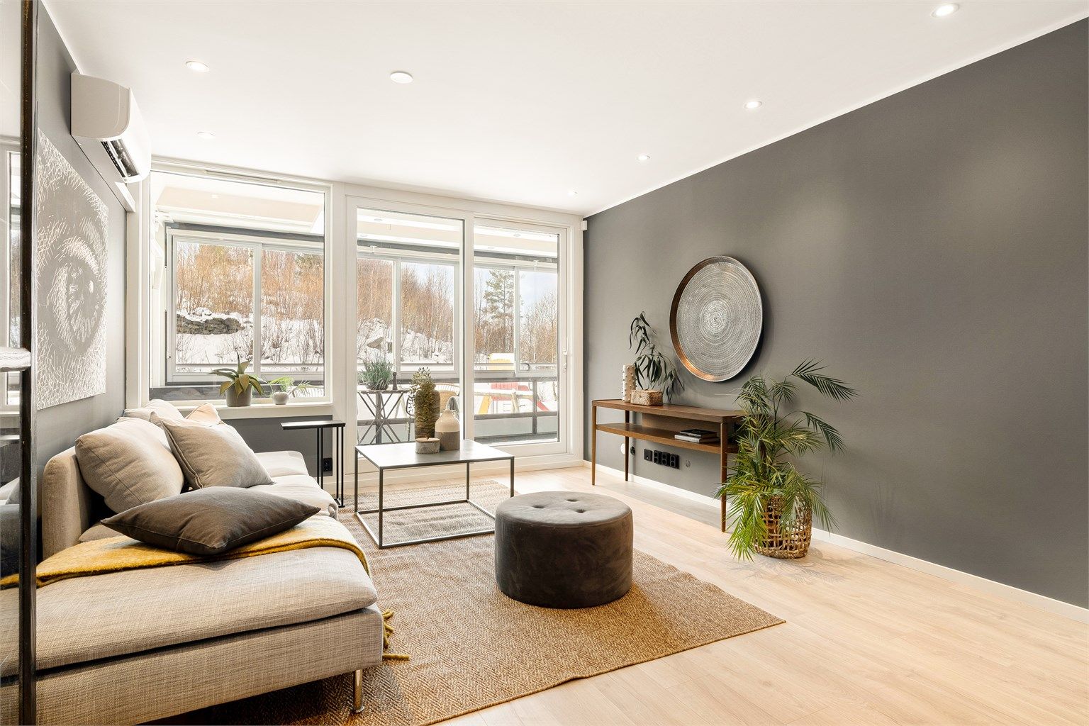 Fra stuen er det utgang til en stor innglasset altan