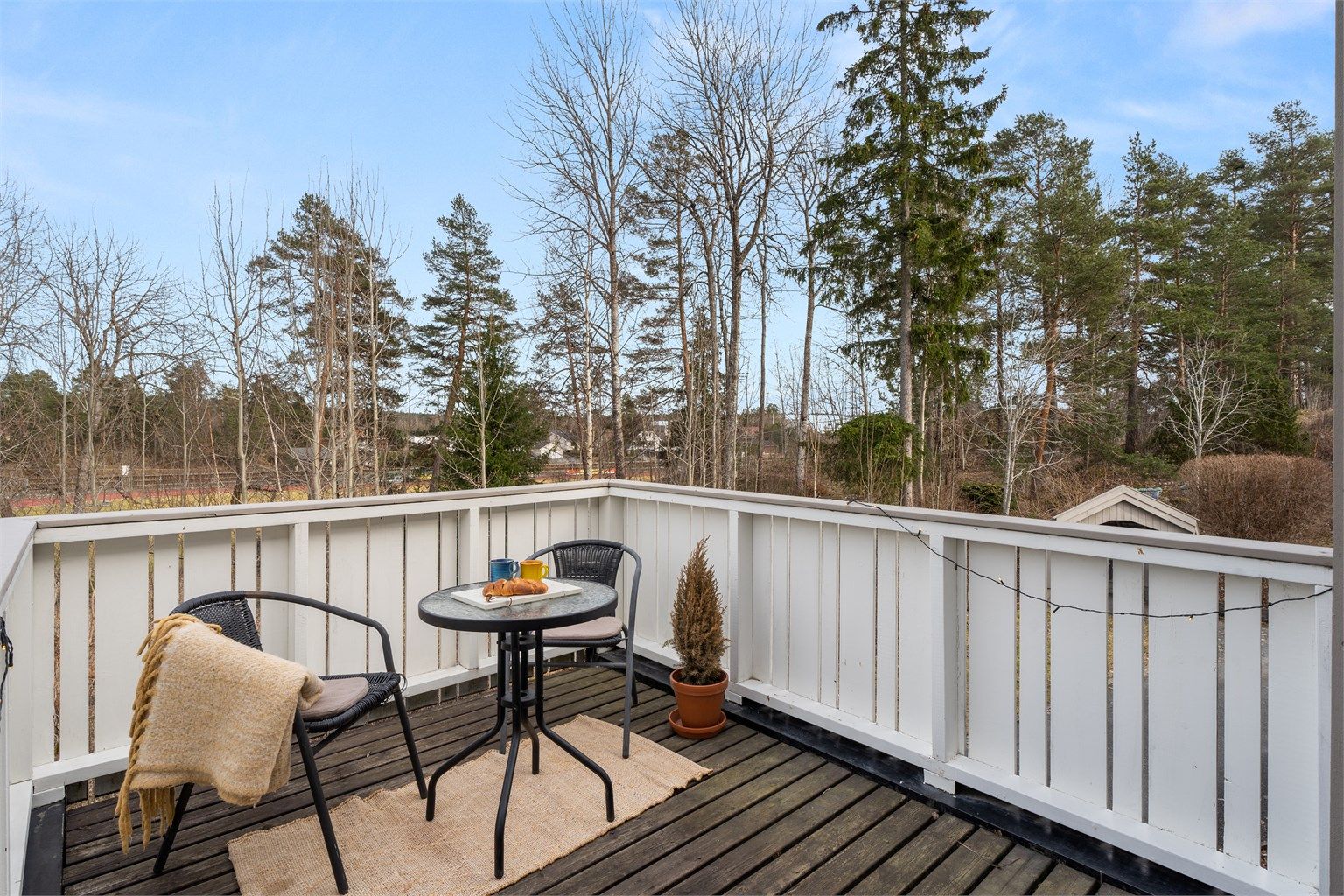 Altan er måt til 7m², med god plass til sittegruppe og her kan morgenkaffen nytes i morgensolen.