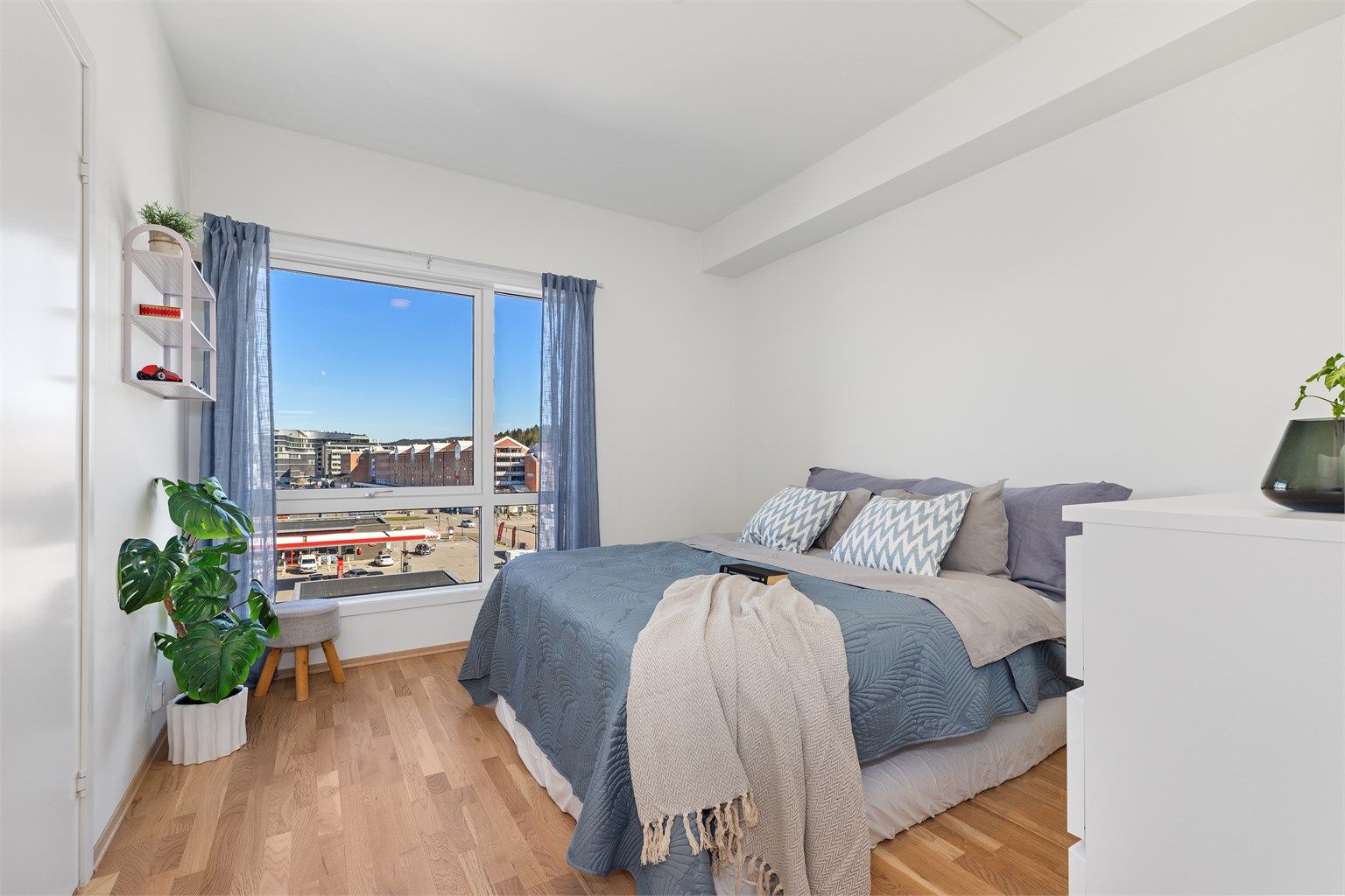 Stort vindu som gir godt med dagslys og utsikt mot nærområdet.