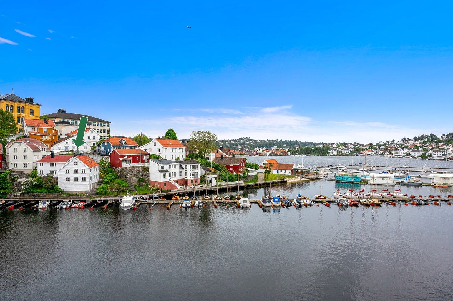 Vakre sjønære omgivelser i område bestående av eldre trehusbebyggelser