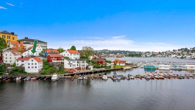 Vakre sjønære omgivelser i område bestående av eldre trehusbebyggelser