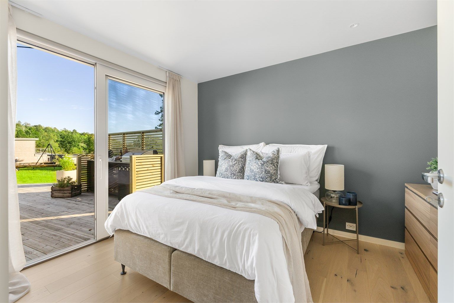 Hovedsoverommet har direkte utgang til terrassen via en stor skyvedør.