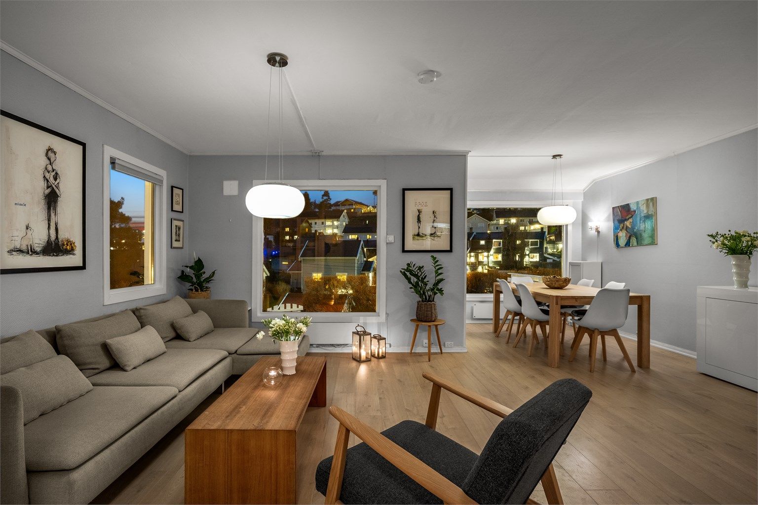 Den åpne løsningen gir en fin oversikt og kontakt mellom stue og spisestue.