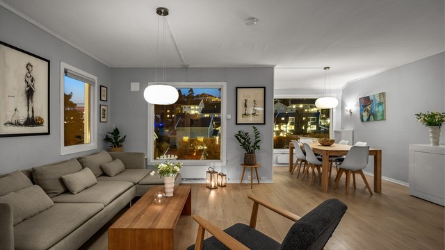 Den åpne løsningen gir en fin oversikt og kontakt mellom stue og spisestue.