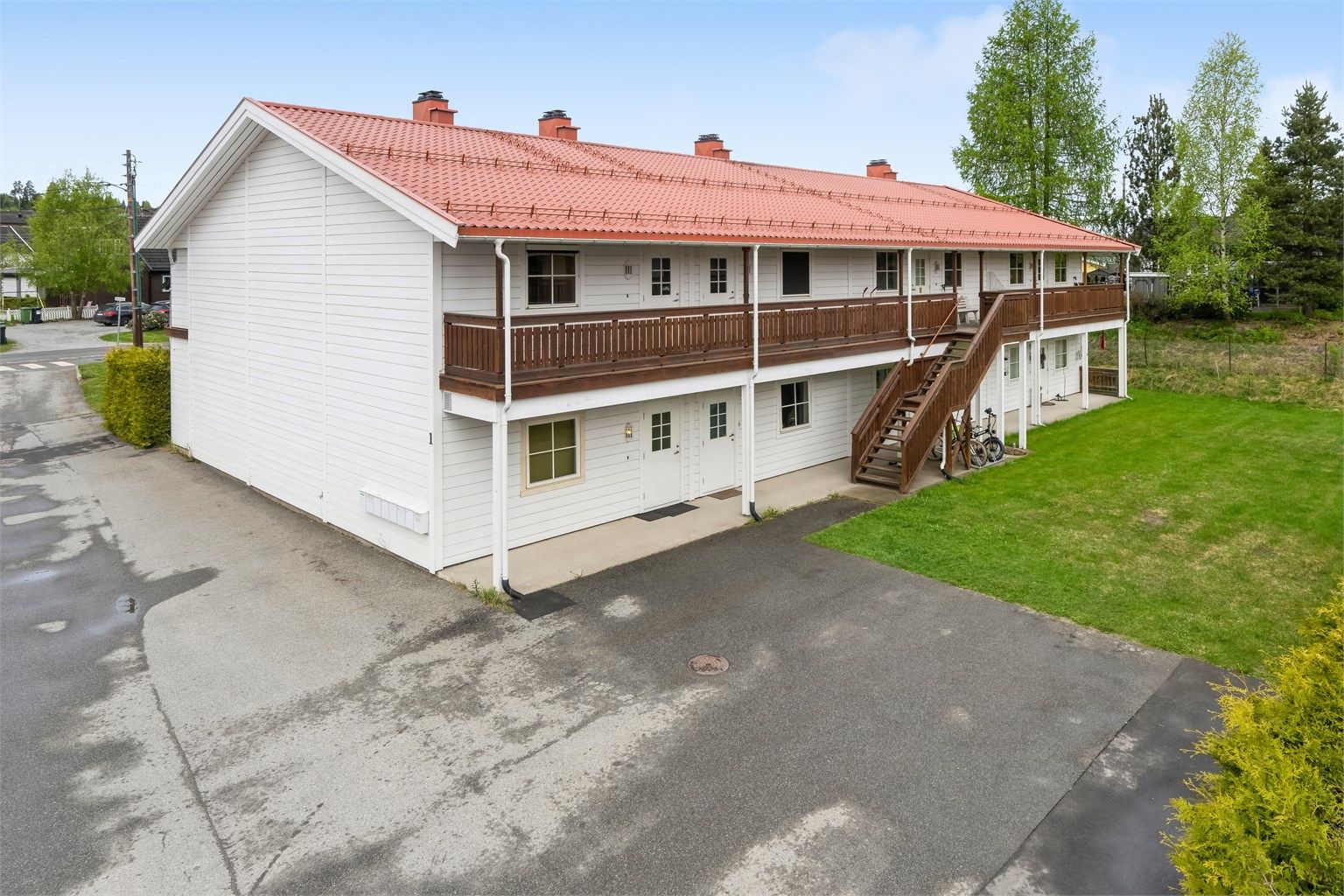 Leiligheten ligger praktisk til i enden med trappeadkomst og overbygd inngangsparti