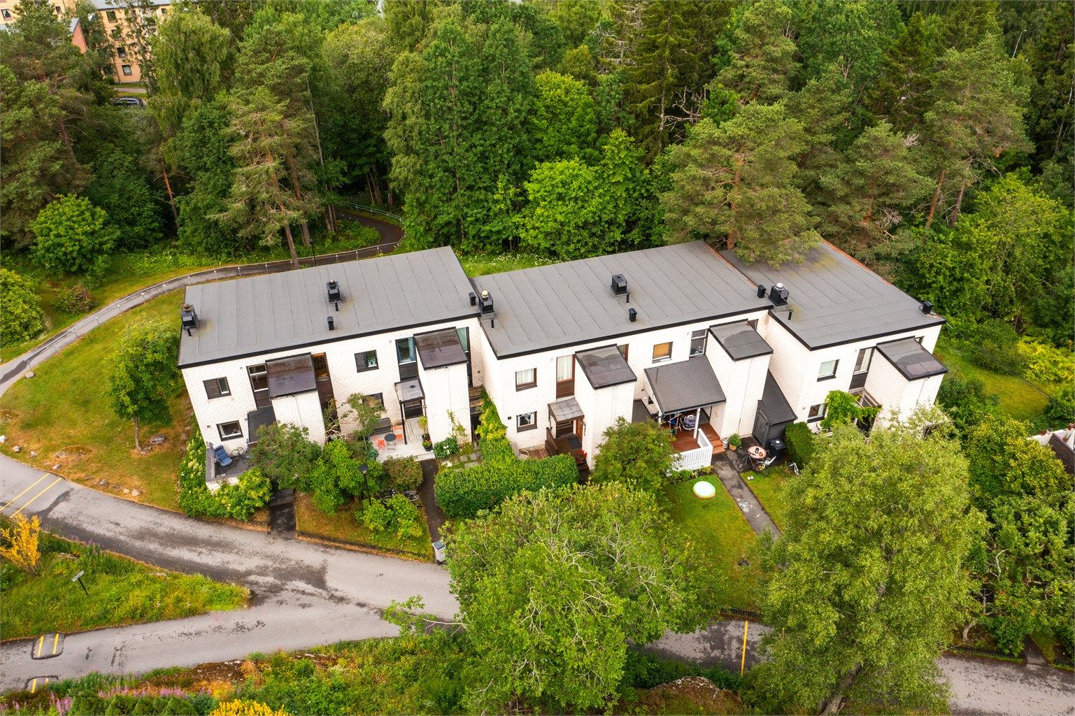 Enderekkehus over tre plan med en usjenert beliggenhet i et grønt og frodig nabolag. Foto: Martine Eren Jacobsen