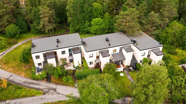 Enderekkehus over tre plan med en usjenert beliggenhet i et grønt og frodig nabolag. Foto: Martine Eren Jacobsen
