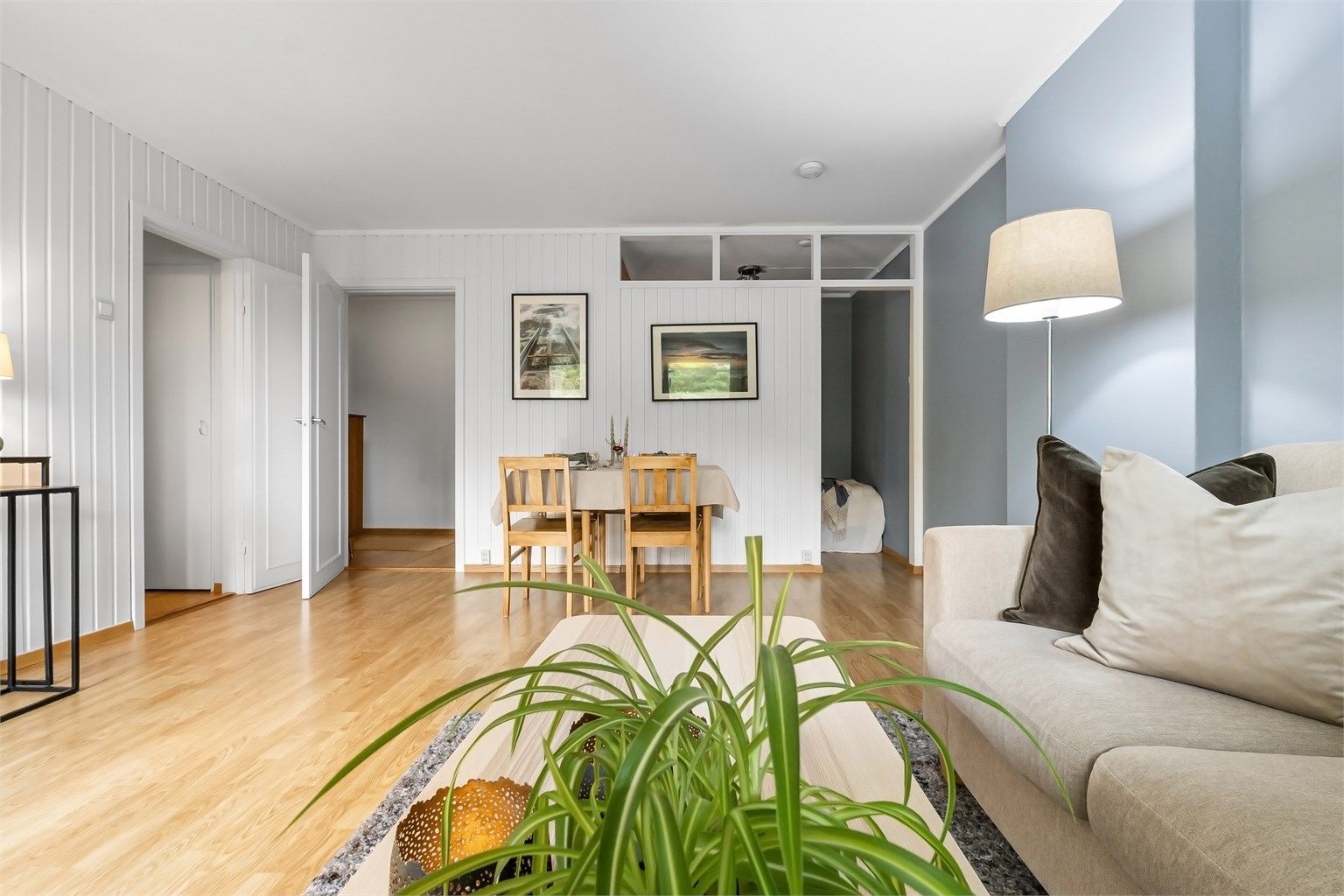 Stuen er lys og har en fin størrelse med gode møbleringsmuligheter. Plass til både spisebord og sofagruppe