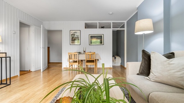 Stuen er lys og har en fin størrelse med gode møbleringsmuligheter. Plass til både spisebord og sofagruppe