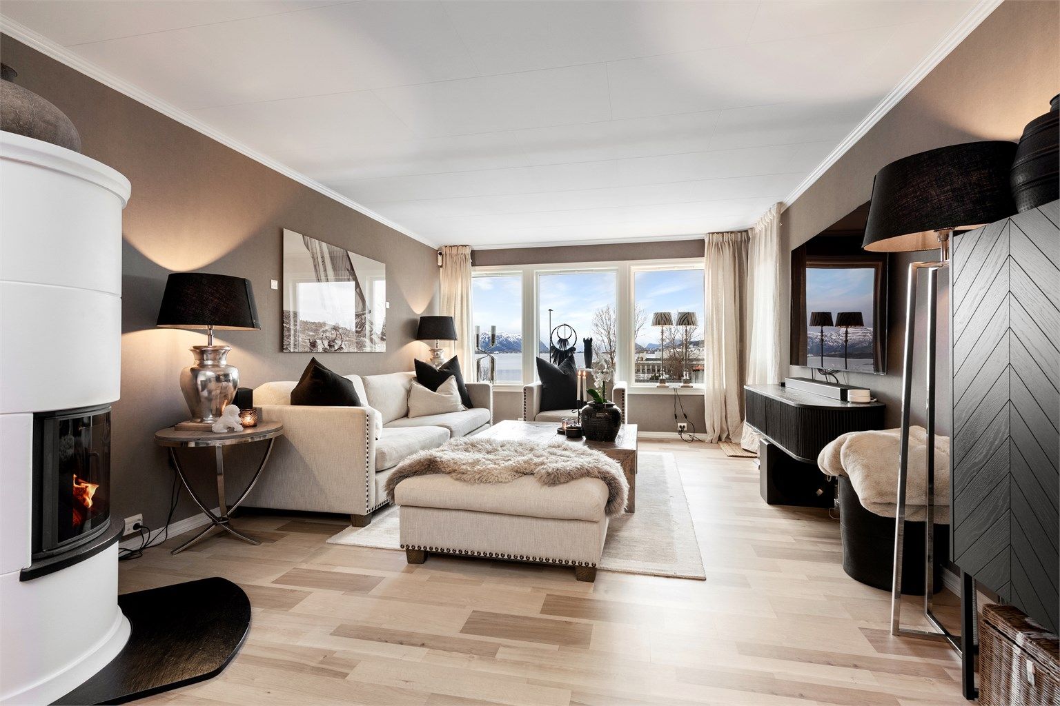 Lekker stue med store vindusflater og flott utsikt vestover mot Borgundfjorden. Flott peisovn og delikat fargevalg