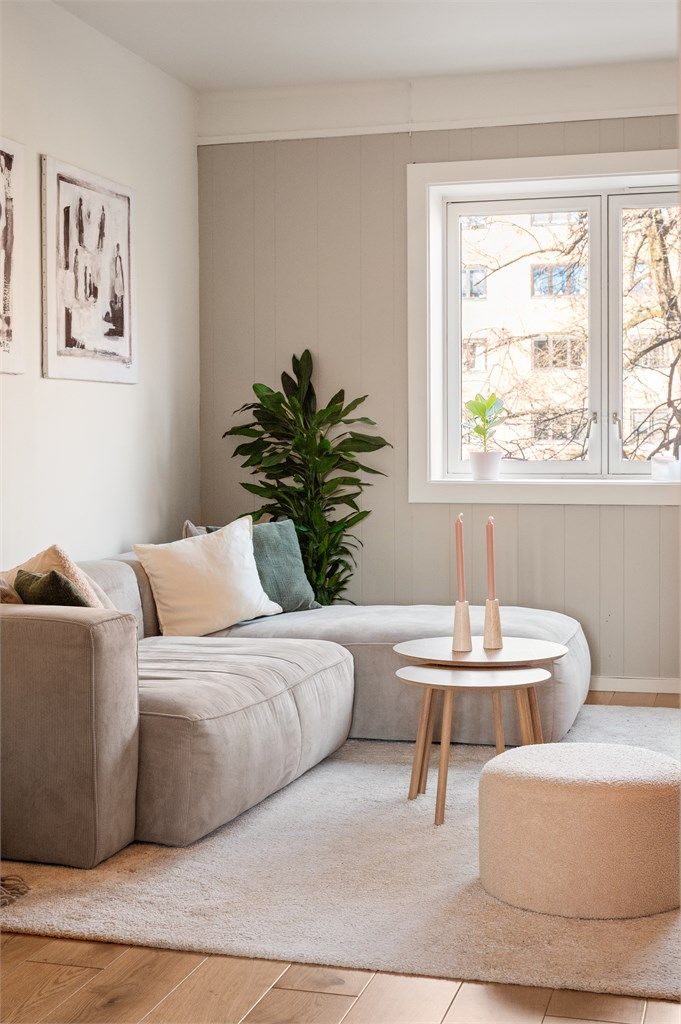 Stuen er enkel å møblere og har plass til en romslig sofagruppe.