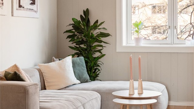 Stuen er enkel å møblere og har plass til en romslig sofagruppe.