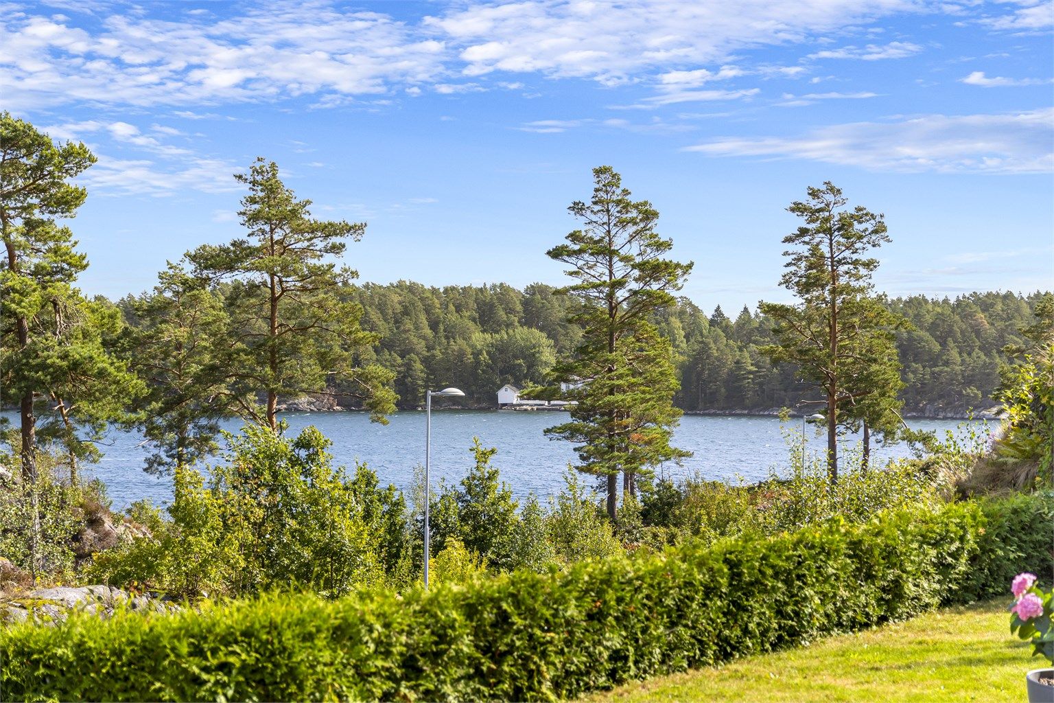 Fra eiendommen er det kun 85 meter ned til sjøen, og ca. 130 meter til badestrand.