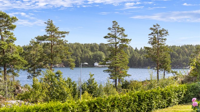 Fra eiendommen er det kun 85 meter ned til sjøen, og ca. 130 meter til badestrand.